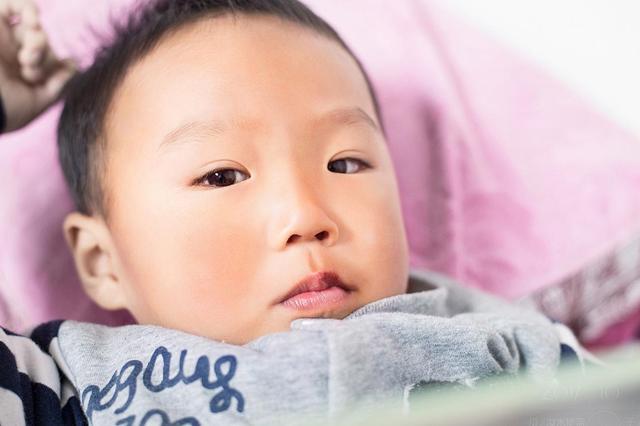 妈妈不在时宝宝有三种“好表现”，别急着高兴，他缺乏安全感了