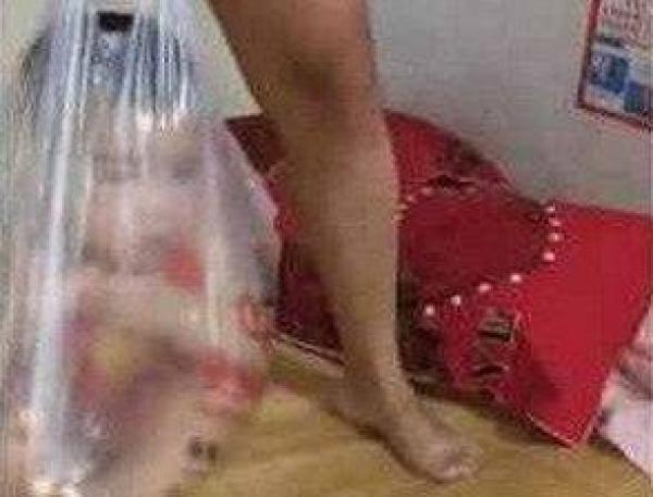 小宝宝被放塑料袋拎着，网友感到气愤，原因却让人意外