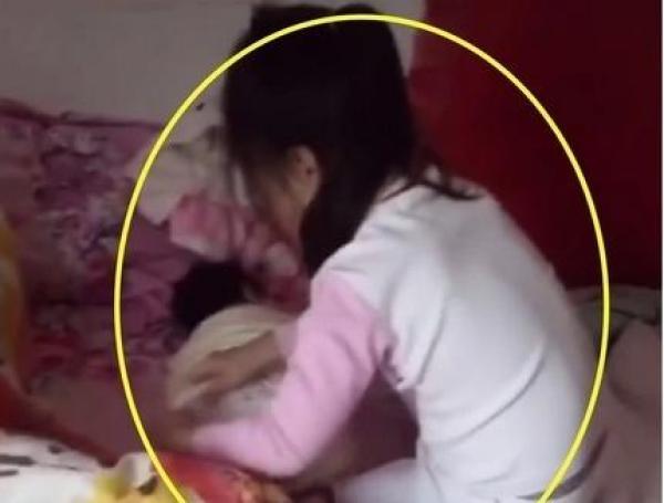 妈妈听到卧室有动静，放下手中事情，知道以后无法淡定