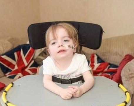 英国女孩才1岁就患上老年痴呆症，忘了怎么爬行、坐立