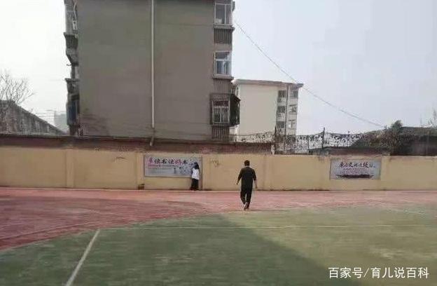 初中生早恋被校长抓到，看到女生的表情，网友直呼：老司机