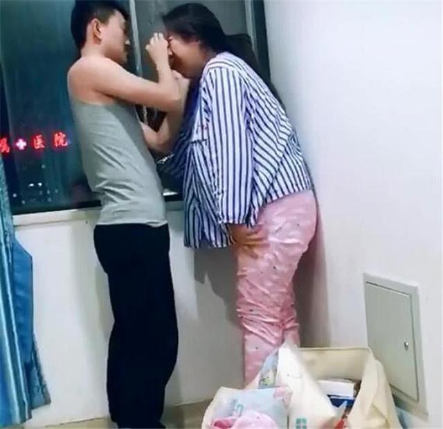 产妇痛得不停哭泣,丈夫的举动让人感动,网友:这才是真爱