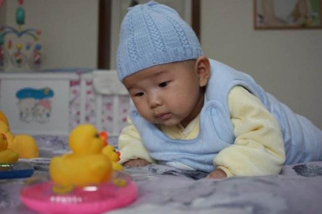 三个月内的婴儿，眼睛非常的脆弱，这三件事容易影响视力