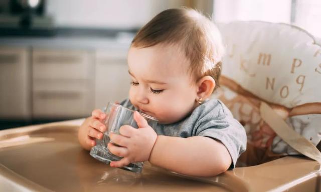 孩子感冒医生总说要多喝热水，是敷衍还是真有效？