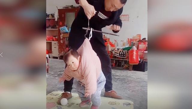 蠢爹带娃欢乐多，这样给孩子称体重，孩子：我怀疑我不是亲生的！