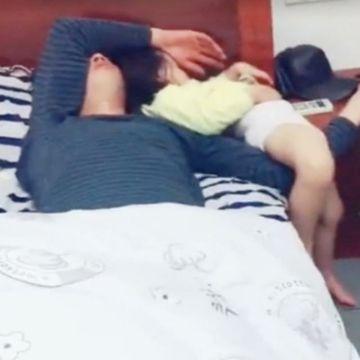 宝爸陪女儿睡觉，爷俩的睡姿真是高难度，宝妈：你俩是来搞笑的吗