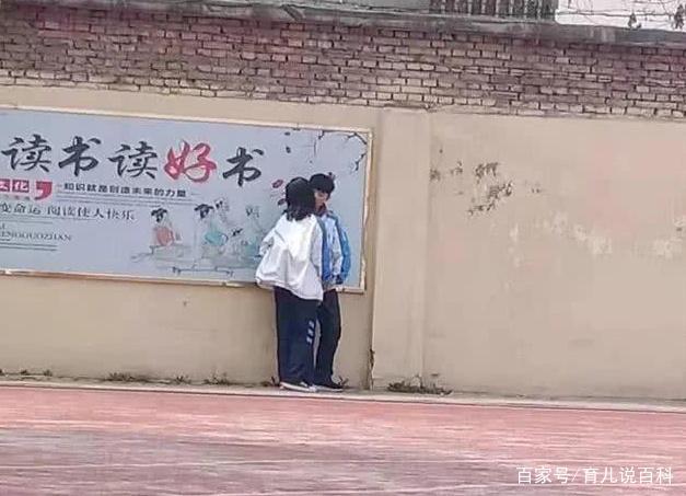 初中生早恋被校长抓到，看到女生的表情，网友直呼：老司机