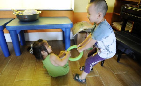 当孩子的玩具被抢走你会怎样做?此刻你的行为对孩子影响深远!