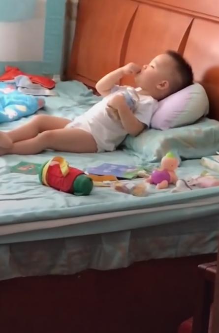 家中突然安静后，宝妈学起“趴门缝”，这个场景为何似曾相识？