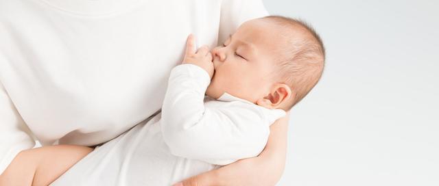 宝宝总是吐奶怎么办？宝宝日常喂奶8个小技巧，赶快学习一下吧