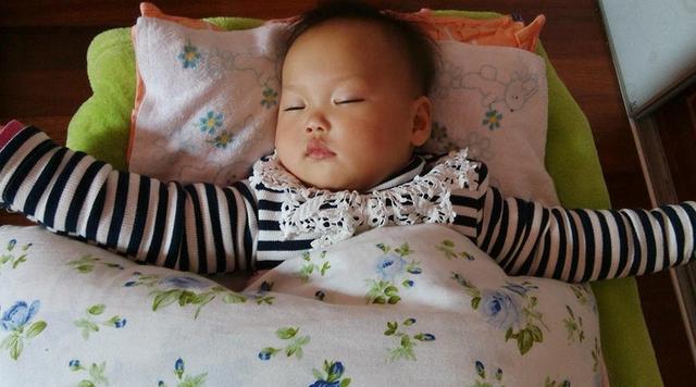 宝宝夜里老蹬被子？其实是有4个“苦衷”，很多家长却以为是热