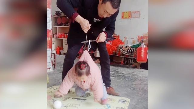 蠢爹带娃欢乐多，这样给孩子称体重，孩子：我怀疑我不是亲生的！