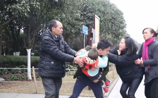 当在路上遇到这样的人，赶紧带着宝宝离开，他们可能是人贩子