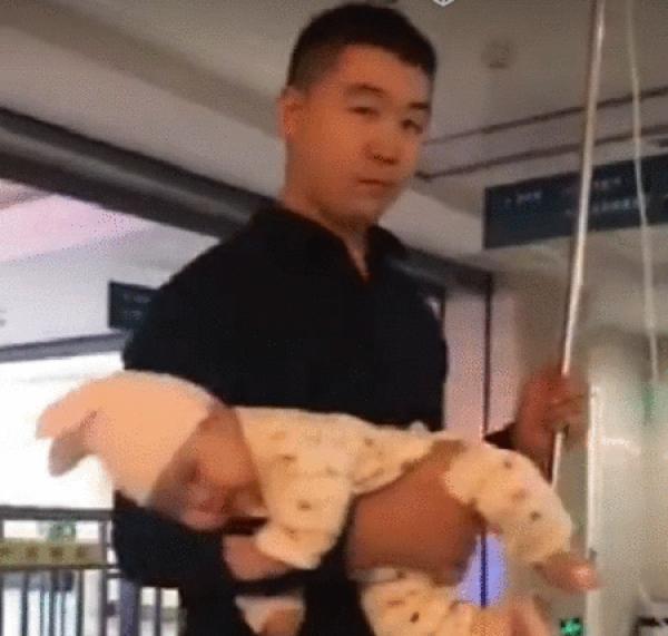 孩子生病打针, 爸爸的抱姿引发热议, 网友: 无知限制了我的想象