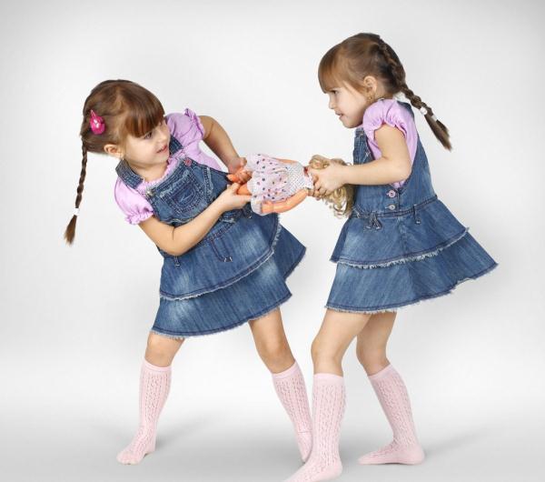 当孩子的玩具被抢走你会怎样做?此刻你的行为对孩子影响深远!