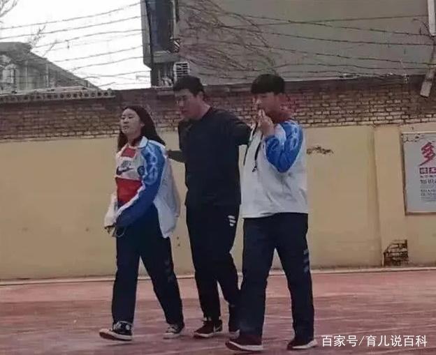 初中生早恋被校长抓到，看到女生的表情，网友直呼：老司机