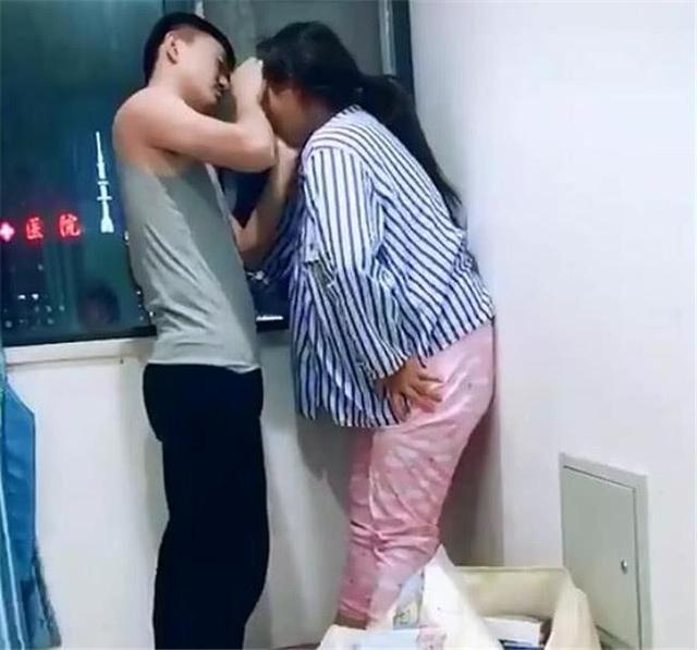 产妇痛得不停哭泣,丈夫的举动让人感动,网友:这才是真爱