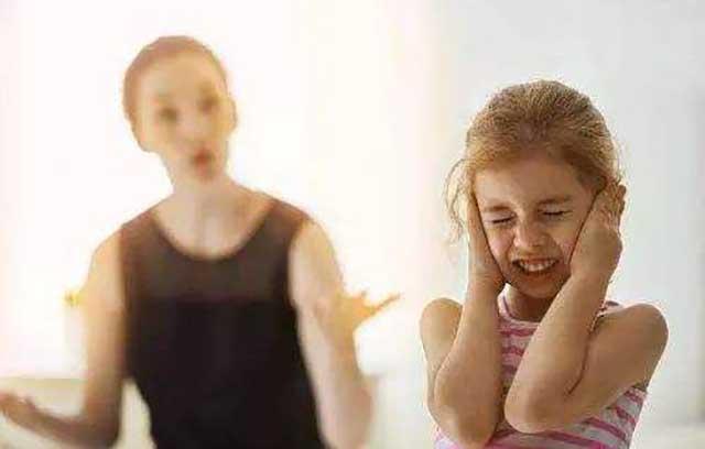 孩子爱发脾气？发就让他一次发个痛快，父母拦着可没啥好处
