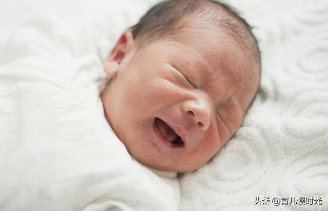 新生儿这些表现是正常还是异常？吓坏新手妈妈的7个表现