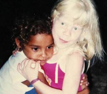 纯非洲父母却生出了三个白皮肤的孩子，常被误认为是人贩子