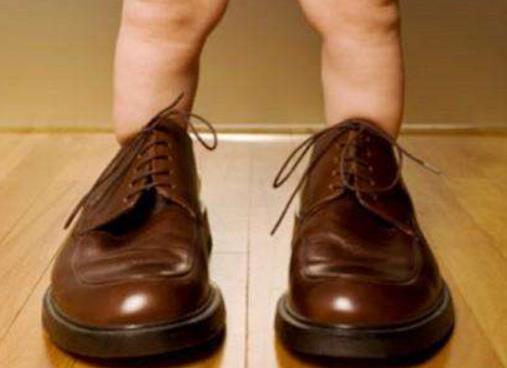 宝宝刚出生，先别着急给穿鞋，什么时候穿鞋更合适，家长知道吗？