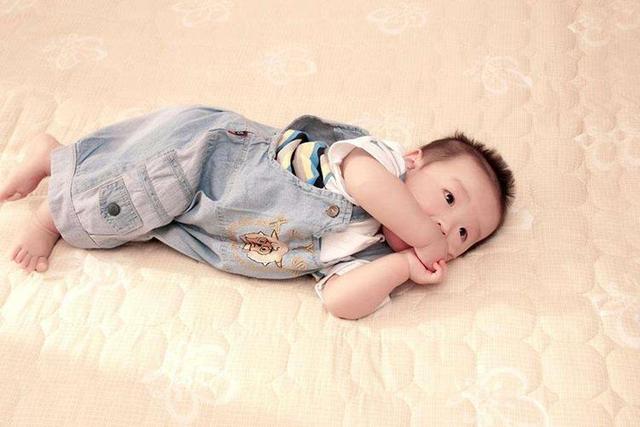 宝宝吃手就等于变丑？儿科专家：幼儿吃手不当危害很大！