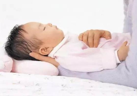 你真的会“抱孩子”吗？新生儿怎么抱，才不影响宝宝身体发育呢？
