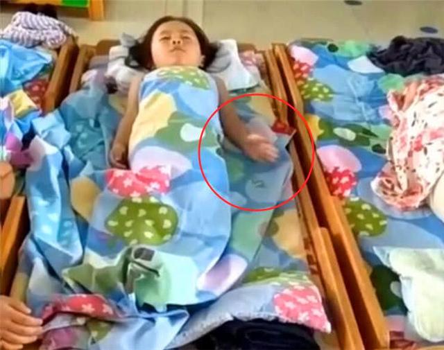 女孩在家从不午睡，老师却说在幼儿园很乖，母亲查看监控后心疼了