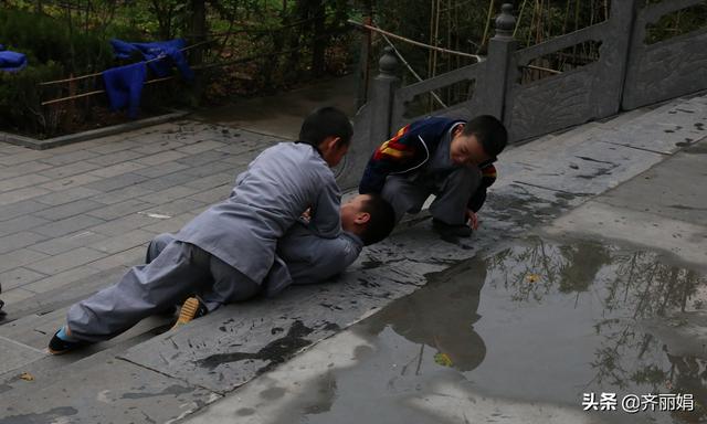 家有二胎，聪明的父母选择这样做，俩娃相处完全可以超融洽