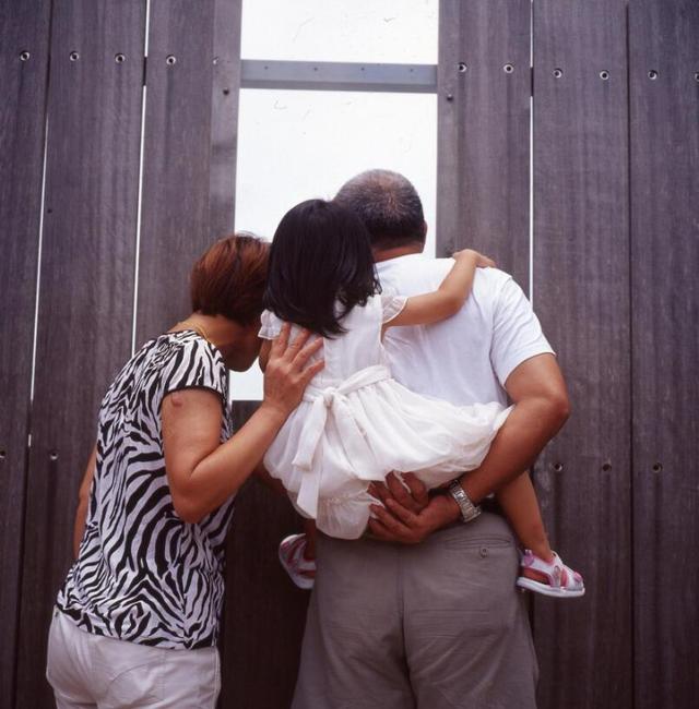 明明是妈妈带大的，孩子却和老人更亲近？这并不是件坏事