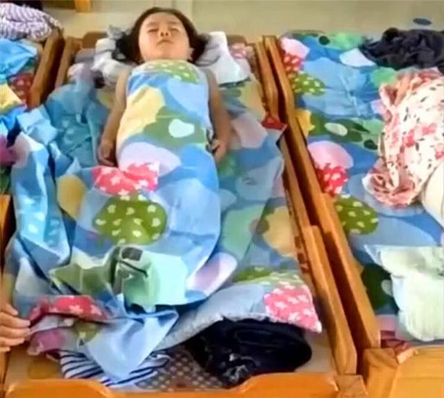 女孩在家从不午睡，老师却说在幼儿园很乖，母亲查看监控后心疼了