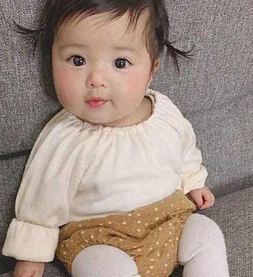 你知道为什么现在的婴儿眼睛越来越大？睫毛像小刷子一样…