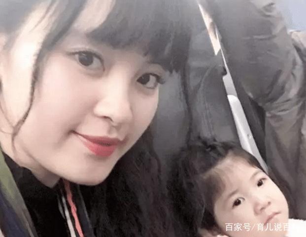 女婴被父母抛弃饿得只剩皮包骨，被24岁女孩收养后，如今很水灵