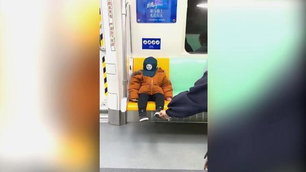 地铁偶遇萌宝睡着了，担心过站拍醒宝宝，网友：善良的姐姐