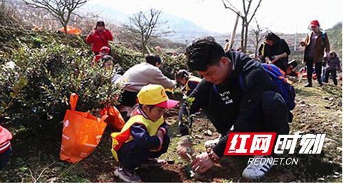 植树节：邵阳县教育工会亲子播绿传家教