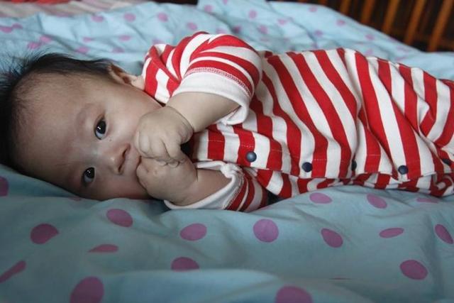 宝宝吃手就等于变丑？儿科专家：幼儿吃手不当危害很大！