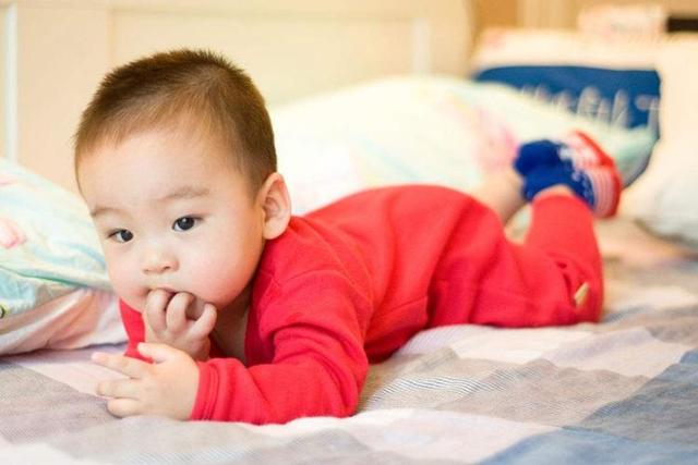 宝宝吃手就等于变丑？儿科专家：幼儿吃手不当危害很大！