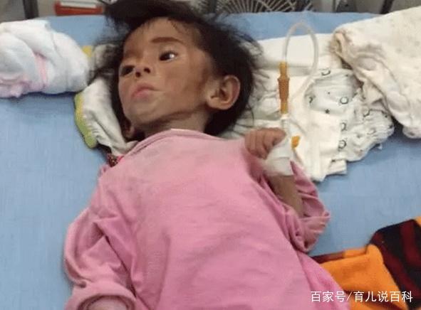 女婴被父母抛弃饿得只剩皮包骨，被24岁女孩收养后，如今很水灵