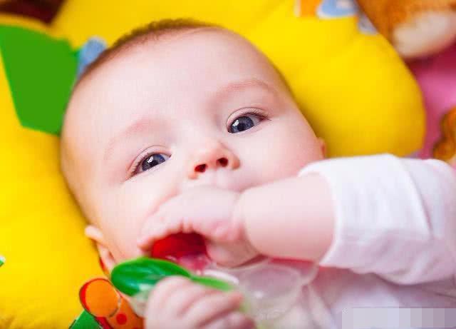 宝宝将来颜值高不高，不必等孩子长大，从这4点就能看出来！