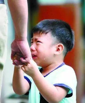 2岁小男孩胃肠穿孔，医生告诫家长：千万不要这么喂孩子了！