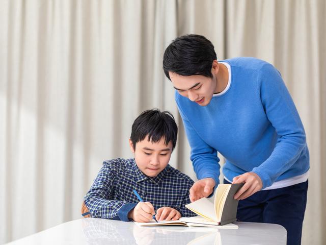 爸爸姓“阴”，不肯用自己的姓给孩子起名，才女妈妈好办法