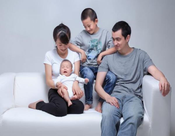 妈妈住院生二胎，家里的大宝在干什么，网友：在产房外等到凌晨