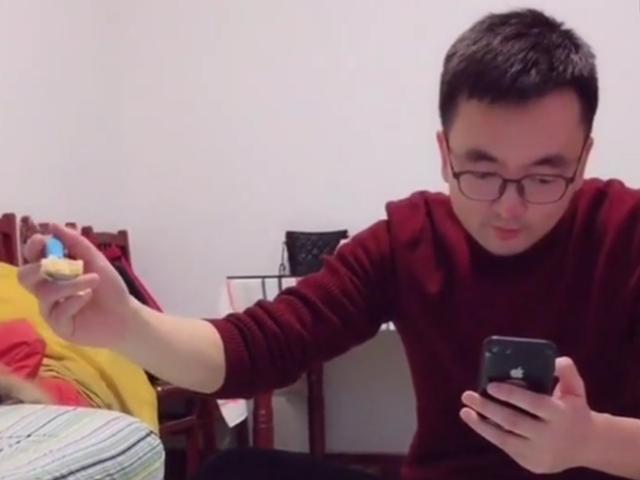 家长喜欢边带娃边玩手机，二选一才是对娃好，看看这个爸爸就知道