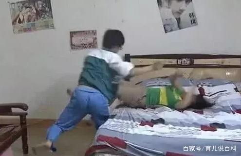 《变形计》15岁少年早恋，镜头拍下他和母亲这一幕，网友无法平静