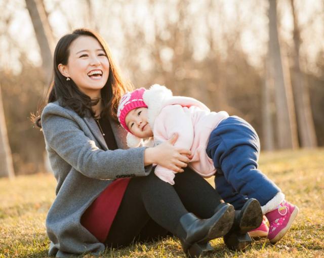 老人带出的娃有3个小举动，不光说明婆媳关系好，宝宝也最爱妈妈