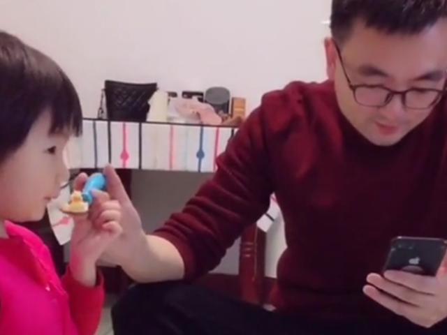 家长喜欢边带娃边玩手机，二选一才是对娃好，看看这个爸爸就知道