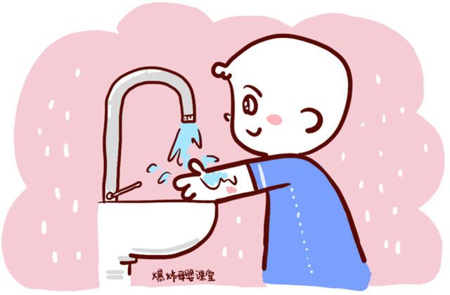 “姥姥，洗澡水烫着我了”，为啥不建议老人给娃洗澡？原因很现实
