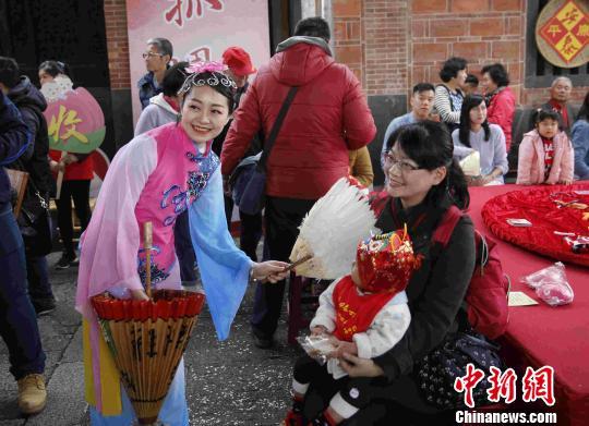 台北百名幼儿聚古厝参加古礼活动萌翻全场