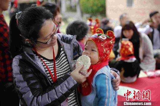 台北百名幼儿聚古厝参加古礼活动萌翻全场