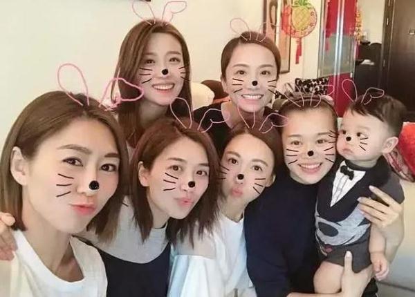 胡杏儿挺六个月孕肚带小奕霆晒太阳，小小的背影太可爱，萌化了